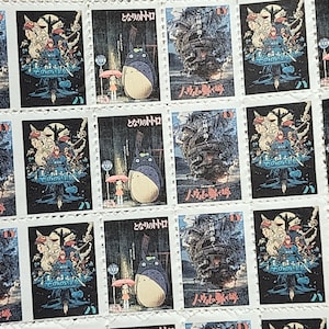 Op de afbeelding: Een vel met 10 Japanse postzegels met afbeeldingen uit de animatiefilms "Mijn buurman Totoro" en "Het Kasteel in de Lucht". De postzegels zijn wit met een zwarte rand en bevatten de Japanse tekst "となりのトトロ" (Mijn buurman Totoro) en "天空の城ラピュタ" (Het Kasteel in de Lucht).