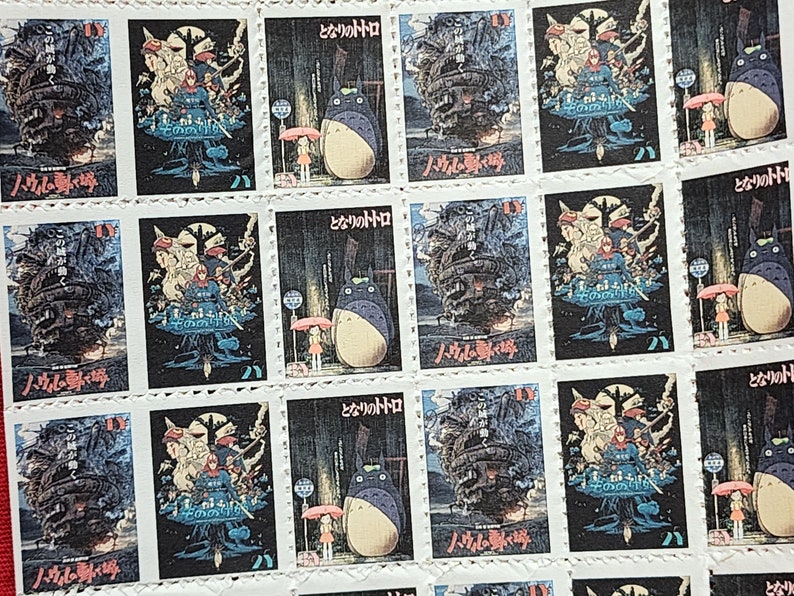 Op de afbeelding: Een vel met 10 Japanse postzegels met afbeeldingen uit de animatiefilms "Mijn buurman Totoro" en "Het Kasteel in de Lucht". De postzegels zijn wit met een zwarte rand en bevatten de Japanse tekst "となりのトトロ" (Mijn buurman Totoro) en "天空の城ラピュタ" (Het Kasteel in de Lucht).