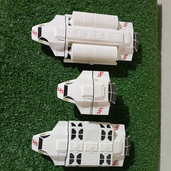 V Series Visitors Ships Set X3: 1/32 Scale Model With Open Gates