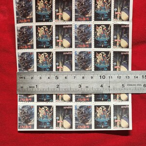 Op de afbeelding: Een vel met 18 Japanse postzegels met de karakters "となりのトトロ" (Totoro) en afbeeldingen uit de Studio Ghibli-film "Mijn buurman Totoro".