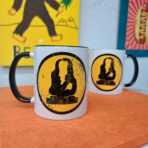 Infest the Rats Nest - Tazza da caffè bicolore con manico nero da 11 oz, raffigurante il mago lucertola e il re Gizzard.