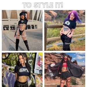 K&ouml;nnte beinhalten: Vier verschiedene Personen tragen schwarze Crop-Tops mit verschiedenen Accessoires, darunter G&uuml;rtel, Strumpfb&auml;nder und ein schwarzer Schal. Die Personen stehen vor verschiedenen Hintergr&uuml;nden, darunter ein Stadion, eine felsige Landschaft und eine Graffiti-Wand.