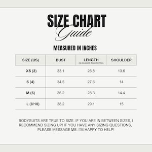 K&ouml;nnte beinhalten: Gr&ouml;&szlig;entabelle f&uuml;r Bodysuits, gemessen in Zoll. Die Tabelle zeigt die Gr&ouml;&szlig;en XS bis L mit den entsprechenden Brust-, L&auml;ngen- (Schulter bis Schritt) und Schulterma&szlig;en.