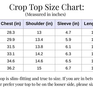 Pu&ograve; includere: Un grafico bianco intitolato "Crop Top Size Chart" con misure in pollici. Il grafico elenca le taglie XS-2XL, con misure di petto, spalle, maniche e lunghezza. Il testo sottostante indica che il top &egrave; aderente e veste la taglia giusta.