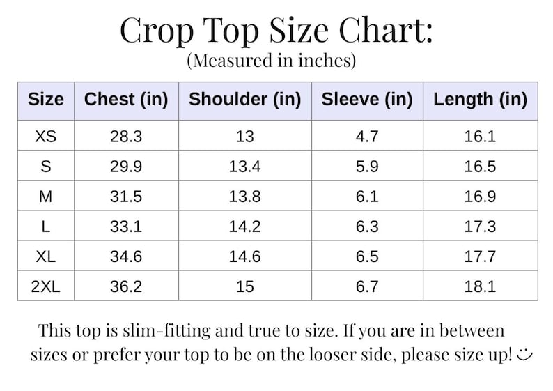Pu&ograve; includere: Un grafico bianco intitolato "Crop Top Size Chart" con misure in pollici. Il grafico elenca le taglie XS-2XL, con misure di petto, spalle, maniche e lunghezza. Il testo sottostante indica che il top &egrave; aderente e veste la taglia giusta.