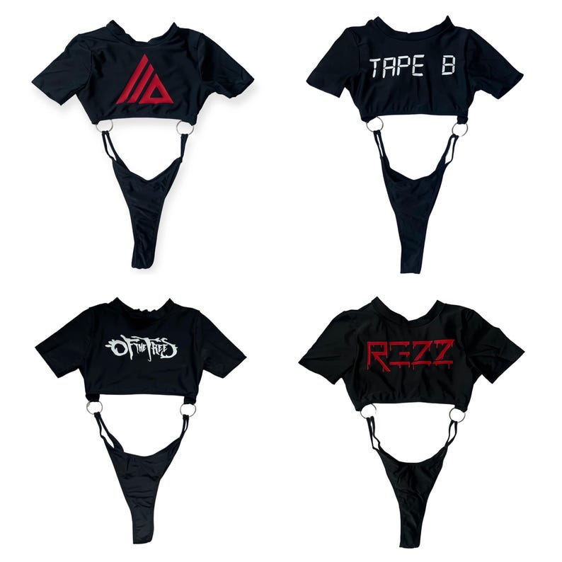 K&ouml;nnte beinhalten: Vier schwarze Bodysuits mit verschiedenen grafischen Designs. Der erste Body hat ein rotes Dreieck mit wei&szlig;em Umriss. Der zweite Body hat den Text "TAPE B" in Wei&szlig;. Der dritte Body hat den Text "OF THE TREES" in Wei&szlig;. Der vierte Body hat den Text "REZZ" in Rot.