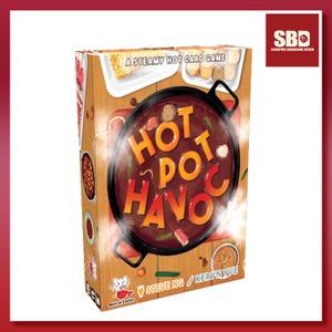 Peut inclure: Une boîte de jeu rectangulaire pour Hot Pot Havoc, un jeu de cartes. Le devant présente une grande marmite noire remplie de bouillon et d'ingrédients, avec le titre en orange et jaune. Le fond a un motif de grain de bois et des illustrations.