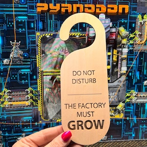 La fábrica debe crecer, no molestar, colgador de puerta / factorio satisfactorio, jugador, constructor, nerd, regalo