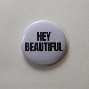 Spilla con bottone "Hey Beautiful" da 1,73 pollici
