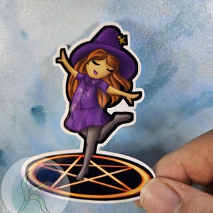 召喚呪文を唱える紫の魔女 五芒星のハロウィンビニールステッカー