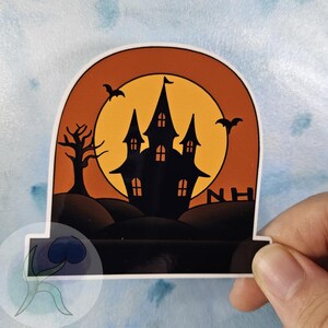 Griezelig spookhuis in de vorm van grafsteen met vinylsticker Full Harvest Moon Halloween