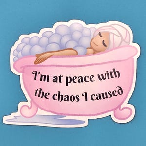 I'm at Peace With the Chaos I've Caused, grappige sticker bubbelbad, vrouw in bad-vinyl