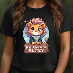 Leeuw T-shirt - Main Character Energy Shirt Unisex - Schattige Cartoon Dieren Tee - Kawaii Punk Leeuw Design