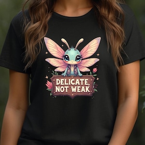 Libelle T-shirt - Delicate Not Weak Shirt Unisex - Kawaii Insecten Design - Inspirerend Spirit Animal Shirt