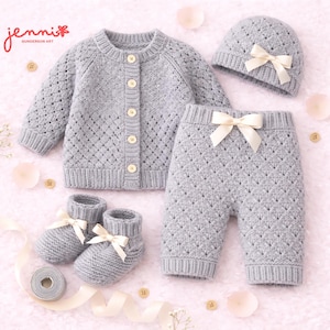 May include: A gray knitted baby clothing set, including a cardigan, hat, pants, and booties, each adorned with a cream-colored bow. The set features a diamond pattern and wooden buttons on the cardigan. The brand name "jenni" is visible in the upper left corner.