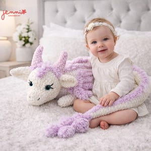 Puede incluir: Una taza de cerámica blanca con un asa negra y el texto "But First, Coffee" en negrita negra. La taza se encuentra sobre un fondo borroso, resaltando su diseño sencillo.