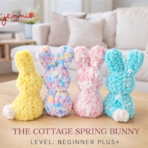 Pode incluir: Quatro figuras de coelhinhos de crochê feitos à mão em amarelo, arco-íris pastel, rosa e branco e turquesa. Cada coelhinho tem uma textura fofa e uma cauda de pompom branca. O texto "THE COTTAGE SPRING BUNNY" e "LEVEL: BEGINNER PLUS+" são visíveis.