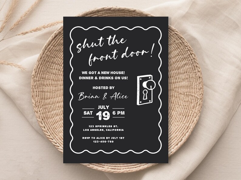 Puede incluir: Tarjeta de invitaci&oacute;n negra con texto blanco, incluyendo "shut the front door!" y detalles del evento. La tarjeta est&aacute; enmarcada con un borde blanco ondulado y presenta un gr&aacute;fico de pomo de puerta. La invitaci&oacute;n est&aacute; sobre una cesta tejida.