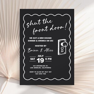 Puede incluir: Tarjeta de invitaci&oacute;n negra con texto blanco y borde decorativo. El texto dice "shut the front door!" y anuncia una fiesta de inauguraci&oacute;n organizada por Brian & Alice el 19 de julio a las 6 PM en Los &Aacute;ngeles, California.