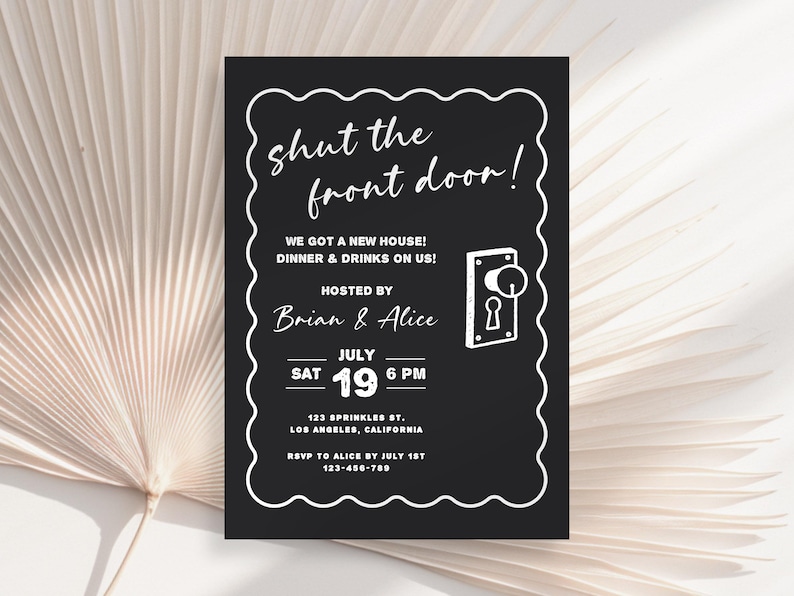 Puede incluir: Tarjeta de invitaci&oacute;n negra con texto blanco y borde decorativo. El texto dice "shut the front door!" y anuncia una fiesta de inauguraci&oacute;n organizada por Brian & Alice el 19 de julio a las 6 PM en Los &Aacute;ngeles, California.