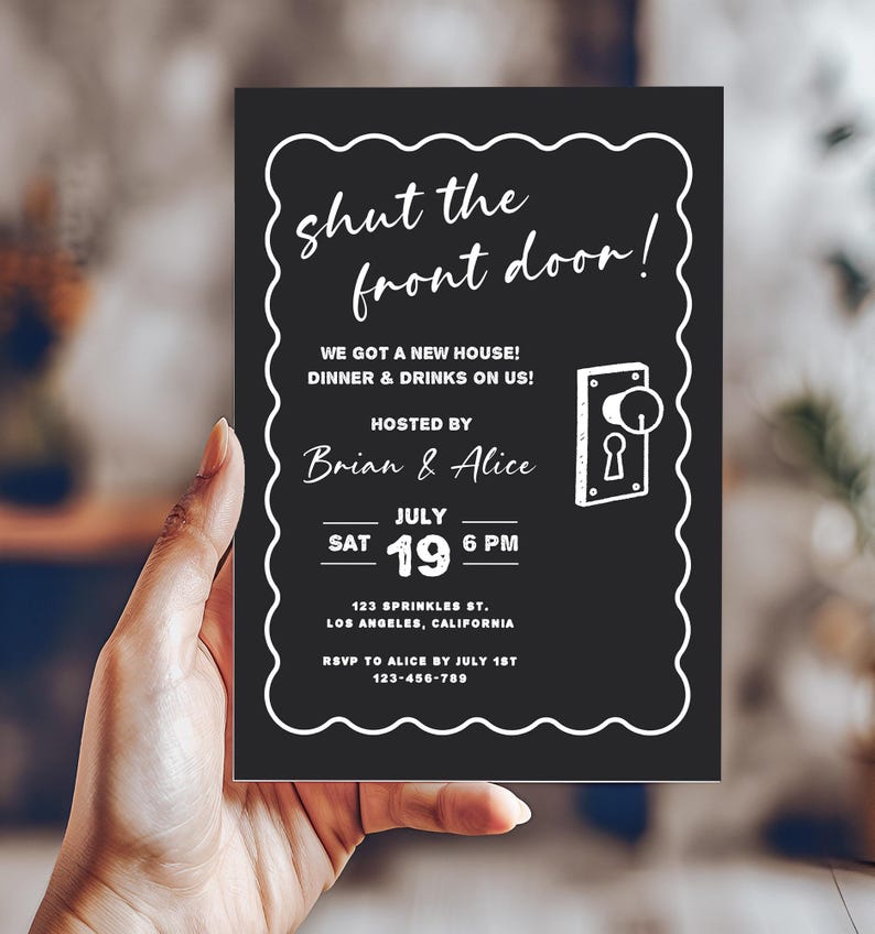 Puede incluir: Tarjeta de invitaci&oacute;n negra con texto blanco y borde decorativo. La tarjeta dice "shut the front door!" y anuncia una fiesta de inauguraci&oacute;n organizada por Brian & Alice el 19 de julio a las 6 PM en Los &Aacute;ngeles, California.