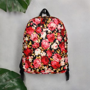 Rote Florale Eleganz: Modischer Rucksack mit auffälligem Blumendruck - ein Must-Have-Accessoire!
