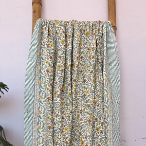 Vintage kantha-quilt met bloemen: handgestikte sprei van Indiaas katoen