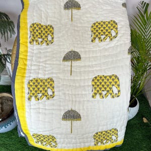 Handgeschnittener Patchwork Quilt: Rote Patchwork Patchwork Tagesdecke