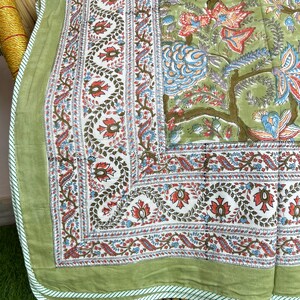 Met de hand bedrukte doharkatoen: omkeerbare Indiase quilt