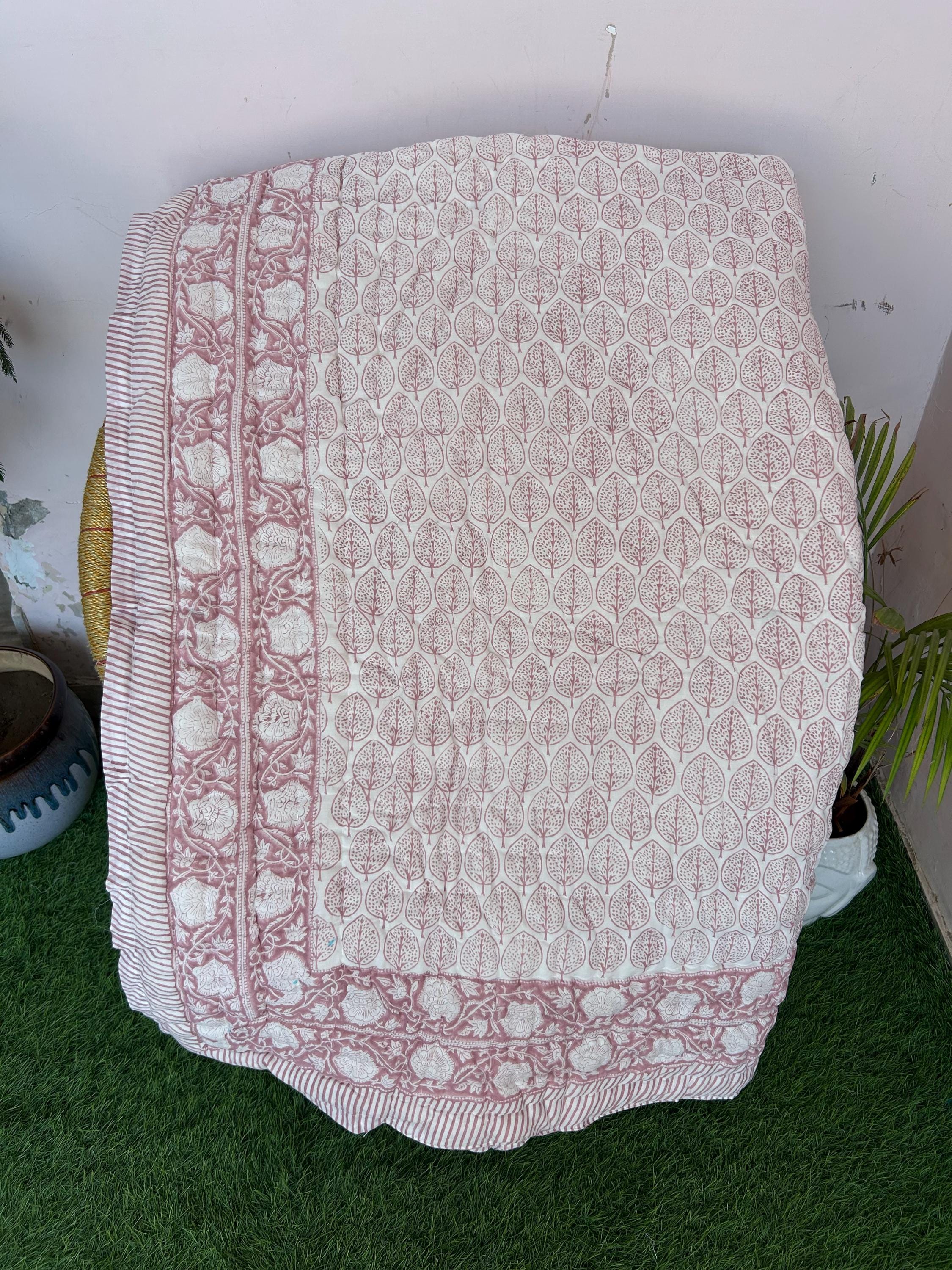 ハンドブロックプリントコットンキルト：リバーシブルインドカンタラ