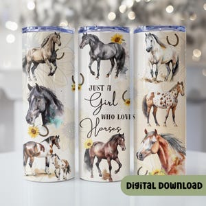 Puede incluir: Un juego de tres vasos aislados de acero inoxidable con ilustraciones de caballos y el texto "Just a Girl Who Loves Horses". Los vasos tienen un fondo blanco con acentos de girasol y una etiqueta de descarga digital.