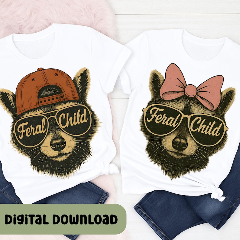 以下が含まれることがあります： 「Feral Child」と書かれたサングラスをかけたアライグマのグラフィックが描かれた2枚の白いTシャツ。1匹のアライグマは茶色のキャップを、もう1匹はピンクのリボンを着用しています。「Digital Download」というフレーズが下にあります。