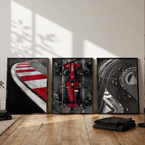 Puede incluir: Un conjunto de tres láminas enmarcadas con imágenes de Fórmula 1. La lámina izquierda muestra un piano de pista rojo y blanco, la central un coche de carreras rojo en boxes y la derecha varios coches de carreras en un circuito.