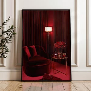 Peut inclure: Sc&egrave;ne d'int&eacute;rieur encadr&eacute;e avec un fauteuil en velours rouge, une petite table ronde avec une lampe et un bouquet de fleurs rouges. Le fond comprend des rideaux en velours rouge et un lampadaire. Une pochette rouge est au sol.