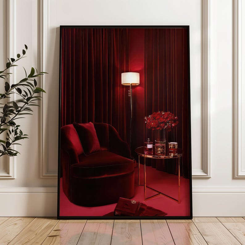Peut inclure: Sc&egrave;ne d'int&eacute;rieur encadr&eacute;e avec un fauteuil en velours rouge, une petite table ronde avec une lampe et un bouquet de fleurs rouges. Le fond comprend des rideaux en velours rouge et un lampadaire. Une pochette rouge est au sol.