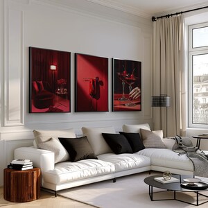 Peut inclure: Un salon moderne avec un canap&eacute; d'angle blanc orn&eacute; de coussins noirs et beiges. Au-dessus, trois &oelig;uvres encadr&eacute;es aux tons rouges et noirs. Une table d'appoint en bois et une table basse noire compl&egrave;tent le d&eacute;cor.