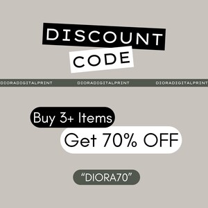 Peut inclure: Graphique promotionnel avec les mots "DISCOUNT CODE" en noir et blanc. En dessous, il est &eacute;crit "Buy 3+ Items Get 70% OFF" et "DIORA70". Le fond est de couleur gris clair.