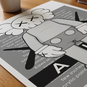 Puede incluir: Una impresi&oacute;n en escala de grises que presenta una figura de dibujos animados con ojos en forma de X y boca en forma de cruz. La obra de arte incluye fragmentos de texto y la letra "A" en negrita. La impresi&oacute;n est&aacute; sobre un fondo blanco.