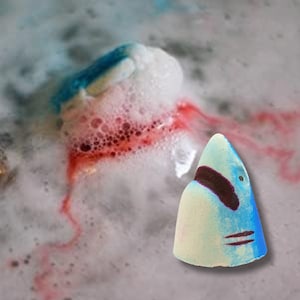 Hai Angriff Badebombe Blut Effekt Kiefer Badebombe Fizzer Spaß Geschenk Kinder Jungen Mädchen Handmade Junge Geschenk Mann Vegan Geschenk Idee UK