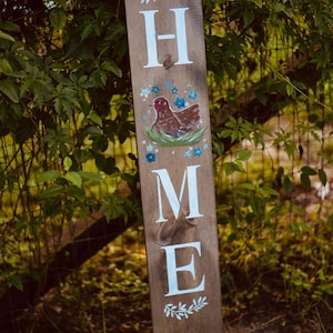 鶏が手描きされた「Home」ポーチサイン1つ