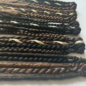 Clip-In Senegalese Twists: Schwarz-braune Zöpfe mit Wicklungen