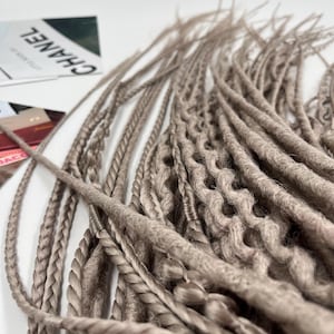 Neutral DE Dreads Set – Color M21 – 35 Double-Ended Synthetic Dreads 55cm – Mix of Crochet, Sleek, Braids & Curls – Boho Hair Extensions