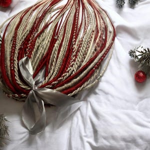 Dreads de Natal Viking: Ombré Cinza com Detalhes em Vermelho para um Visual Festivo Ousado, Dreads Sintéticos para Penteados Mágicos