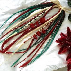 Feestelijke kleuren kerstdreads: mix van wit, groen en rood voor kerstsfeer, dreadlocks met extensions voor een speciale look