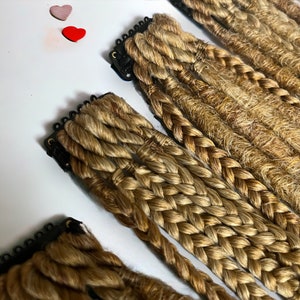 Gehäkelte Dreadlocks und texturierte Zöpfchen in naturblonder Farbe auf Clips