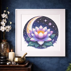 Könnte beinhalten: Ein gerahmtes Kreuzstich-Kunstwerk mit einer lila Lotusblume mit gelbem Zentrum, vor einem Halbmond und sternenklarem Nachthimmel. Das Kunstwerk befindet sich in einem weißen Rahmen und schafft ein ruhiges und himmlisches Thema.