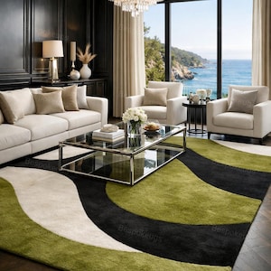 Può includere: Un moderno soggiorno con divano color crema, due poltrone e un tavolino con piano in vetro. Un grande tappeto con un design a onde verdi, nere e bianche è su un pavimento in legno scuro. Un lampadario di cristallo è appeso.