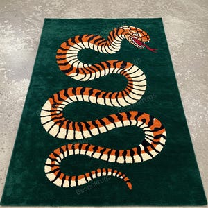 Tapete de cobra com listras de tigre de 1,5 m x 2,1 m | Tapete verde tufado à mão | Design ousado de serpente | Tapete de 90 cm x 1,5 m | Decoração exclusiva para casa com estampa de animal.
