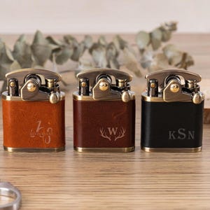 Gegraveerde leren aansteker voor heren – gepersonaliseerd cadeau bruidsjonker, huwelijkscadeau, uniek vaderdagcadeau voor hem