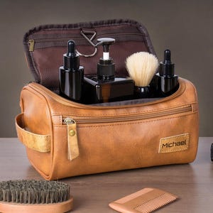 Personalized men’s travel organizer with waterproof lining – Christmas gift idea